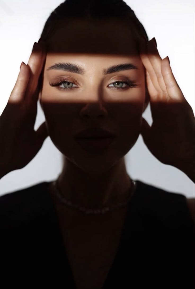 Mirada con pestañas definidas y luz sobre los ojos